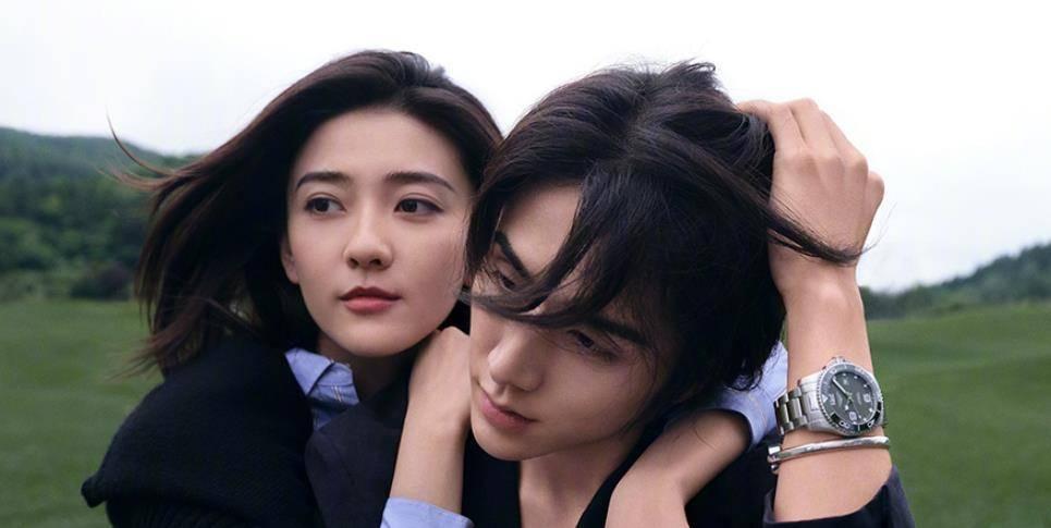 人们在发誓和宣誓的时候，为什么要举一只手？